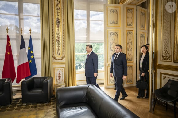 Le président français Emmanuel Macron et le président chinois Xi Jinping lors de l'entretien bilatéral au palais présidentiel de l'Elysée à Paris, France, le 6 mai 2024. © Eliot Blondet/Pool/Bestimage