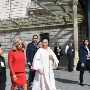 La première Dame française Brigitte Macron et la Première Dame chinoise Peng Liyuan visitent le musée d'Orsay en présence de son président Sylvain Amic, à Paris, France, le 6 mai 2024, à l'occasion de la visite d'Etat du président chinois en France. © Isa Harsin/Pool/Bestimage