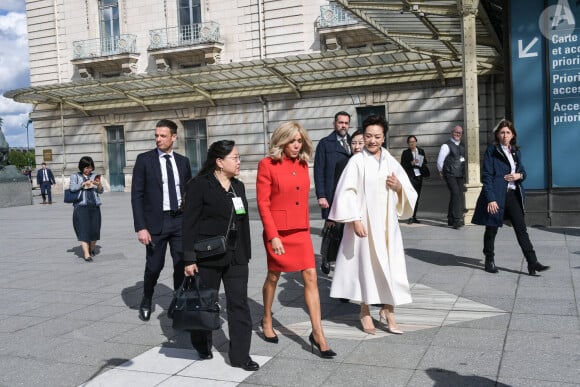 La première Dame française Brigitte Macron et la Première Dame chinoise Peng Liyuan visitent le musée d'Orsay en présence de son président Sylvain Amic, à Paris, France, le 6 mai 2024, à l'occasion de la visite d'Etat du président chinois en France. © Isa Harsin/Pool/Bestimage