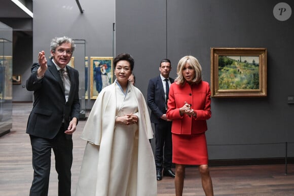 La première Dame française Brigitte Macron et la Première Dame chinoise Peng Liyuan visitent le musée d'Orsay en présence de son président Sylvain Amic, à Paris, France, le 6 mai 2024, à l'occasion de la visite d'Etat du président chinois en France. © Isa Harsin/Pool/Bestimage