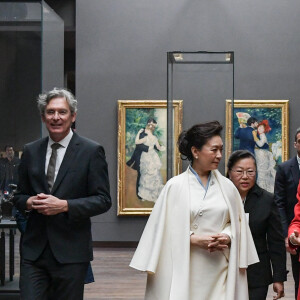 La première Dame française Brigitte Macron et la Première Dame chinoise Peng Liyuan visitent le musée d'Orsay en présence de son président Sylvain Amic, à Paris, France, le 6 mai 2024, à l'occasion de la visite d'Etat du président chinois en France. © Isa Harsin/Pool/Bestimage