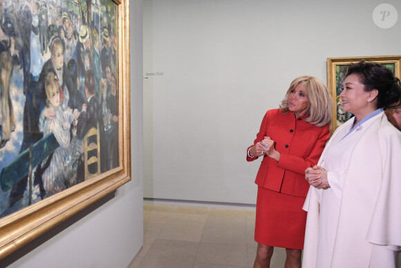 La première Dame française Brigitte Macron et la Première Dame chinoise Peng Liyuan visitent le musée d'Orsay en présence de son président Sylvain Amic, à Paris, France, le 6 mai 2024, à l'occasion de la visite d'Etat du président chinois en France. © Isa Harsin/Pool/Bestimage