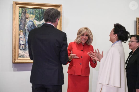 La première Dame française Brigitte Macron et la Première Dame chinoise Peng Liyuan visitent le musée d'Orsay en présence de son président Sylvain Amic, à Paris, France, le 6 mai 2024, à l'occasion de la visite d'Etat du président chinois en France. © Isa Harsin/Pool/Bestimage