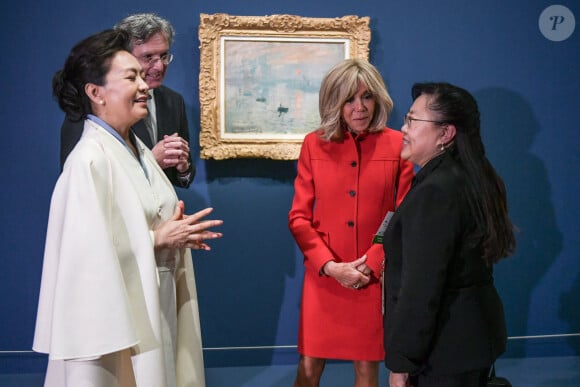 La première Dame française Brigitte Macron et la Première Dame chinoise Peng Liyuan visitent le musée d'Orsay en présence de son président Sylvain Amic, à Paris, France, le 6 mai 2024, à l'occasion de la visite d'Etat du président chinois en France. © Isa Harsin/Pool/Bestimage