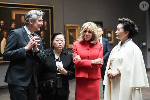 La première Dame française Brigitte Macron et la Première Dame chinoise Peng Liyuan visitent le musée d'Orsay en présence de son président Sylvain Amic, à Paris, France, le 6 mai 2024, à l'occasion de la visite d'Etat du président chinois en France. © Isa Harsin/Pool/Bestimage