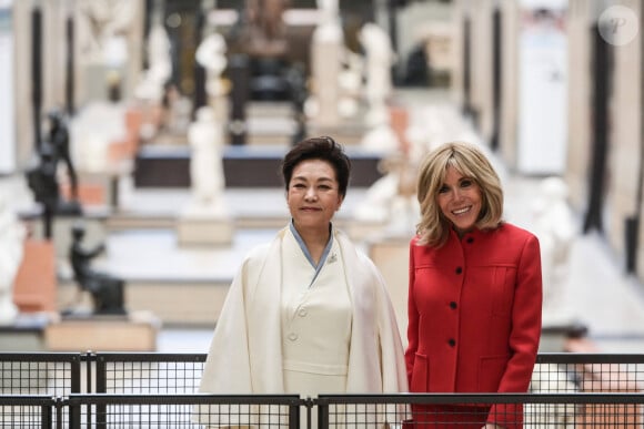 La première Dame française Brigitte Macron et la Première Dame chinoise Peng Liyuan visitent le musée d'Orsay en présence de son président Sylvain Amic, à Paris, France, le 6 mai 2024, à l'occasion de la visite d'Etat du président chinois en France. © Isa Harsin/Pool/Bestimage