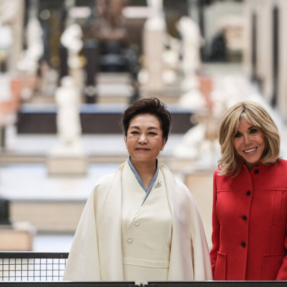 La première Dame française Brigitte Macron et la Première Dame chinoise Peng Liyuan visitent le musée d'Orsay en présence de son président Sylvain Amic, à Paris, France, le 6 mai 2024, à l'occasion de la visite d'Etat du président chinois en France. © Isa Harsin/Pool/Bestimage