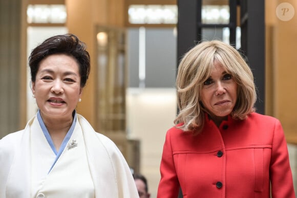 La première Dame française Brigitte Macron et la Première Dame chinoise Peng Liyuan visitent le musée d'Orsay en présence de son président Sylvain Amic, à Paris, France, le 6 mai 2024, à l'occasion de la visite d'Etat du président chinois en France. © Isa Harsin/Pool/Bestimage