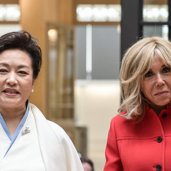 La première Dame française Brigitte Macron et la Première Dame chinoise Peng Liyuan visitent le musée d'Orsay en présence de son président Sylvain Amic, à Paris, France, le 6 mai 2024, à l'occasion de la visite d'Etat du président chinois en France. © Isa Harsin/Pool/Bestimage
