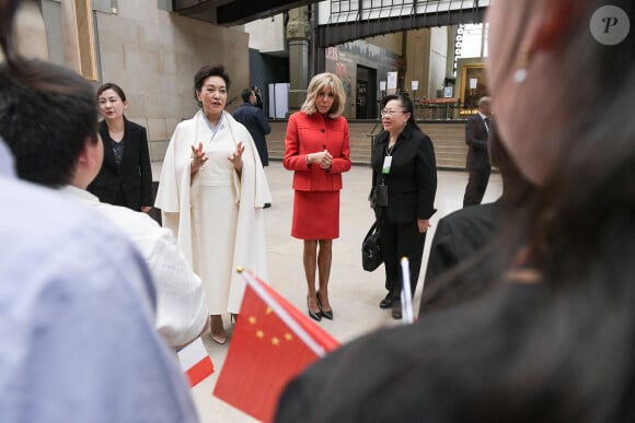 La première Dame française Brigitte Macron et la Première Dame chinoise Peng Liyuan visitent le musée d'Orsay en présence de son président Sylvain Amic, à Paris, France, le 6 mai 2024, à l'occasion de la visite d'Etat du président chinois en France. © Isa Harsin/Pool/Bestimage