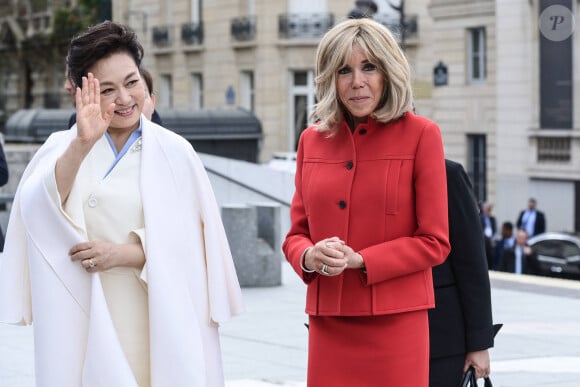 La première Dame française Brigitte Macron et la Première Dame chinoise Peng Liyuan visitent le musée d'Orsay en présence de son président Sylvain Amic, à Paris, France, le 6 mai 2024, à l'occasion de la visite d'Etat du président chinois en France. © Isa Harsin/Pool/Bestimage