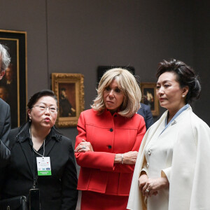 La première Dame française Brigitte Macron et la Première Dame chinoise Peng Liyuan visitent le musée d'Orsay en présence de son président Sylvain Amic, à Paris, France, le 6 mai 2024, à l'occasion de la visite d'Etat du président chinois en France. © Isa Harsin/Pool/Bestimage