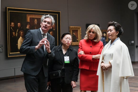 La première Dame française Brigitte Macron et la Première Dame chinoise Peng Liyuan visitent le musée d'Orsay en présence de son président Sylvain Amic, à Paris, France, le 6 mai 2024, à l'occasion de la visite d'Etat du président chinois en France. © Isa Harsin/Pool/Bestimage