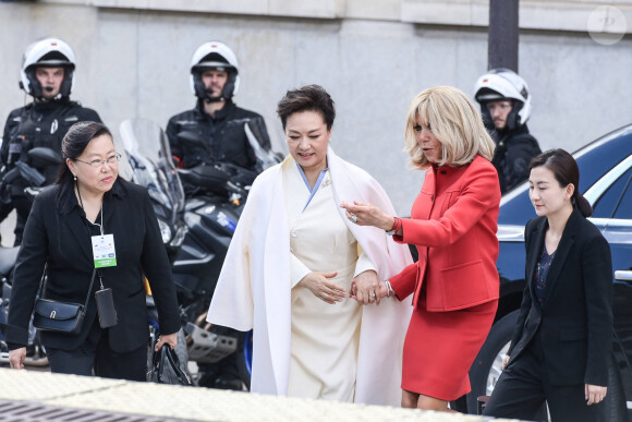La première Dame française Brigitte Macron et la Première Dame chinoise Peng Liyuan visitent le musée d'Orsay en présence de son président Sylvain Amic, à Paris, France, le 6 mai 2024, à l'occasion de la visite d'Etat du président chinois en France. © Isa Harsin/Pool/Bestimage