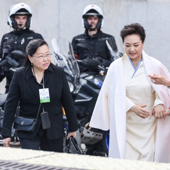 La première Dame française Brigitte Macron et la Première Dame chinoise Peng Liyuan visitent le musée d'Orsay en présence de son président Sylvain Amic, à Paris, France, le 6 mai 2024, à l'occasion de la visite d'Etat du président chinois en France. © Isa Harsin/Pool/Bestimage