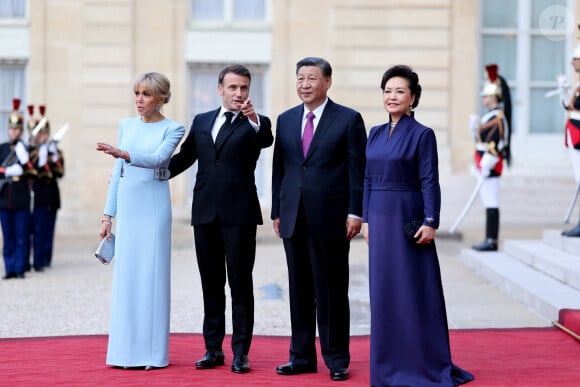 La Première Dame Brigitte Macron et son mari le président Emmanuel Macron, le président chinois Xi Jinping et sa femme la Première Dame Peng Liyuan - Arrivée des invités au dîner d'Etat en l'honneur du président chinois Xi Jinping et de sa femme la Première Dame Peng Liyuan au palais présidentiel de l'Elysée à Paris, France, le 6 mai 2024. © Cyril Moreau/Bestimage