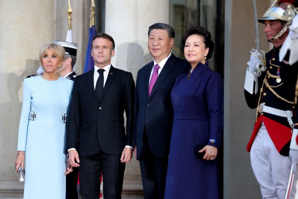 La Première Dame Brigitte Macron et son mari le président Emmanuel Macron, le président chinois Xi Jinping et sa femme la Première Dame Peng Liyuan - Arrivée des invités au dîner d'Etat en l'honneur du président chinois Xi Jinping et de sa femme la Première Dame Peng Liyuan au palais présidentiel de l'Elysée à Paris, France, le 6 mai 2024. © Cyril Moreau/Bestimage