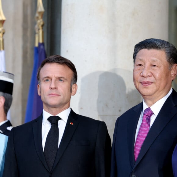 La Première Dame Brigitte Macron et son mari le président Emmanuel Macron, le président chinois Xi Jinping et sa femme la Première Dame Peng Liyuan - Arrivée des invités au dîner d'Etat en l'honneur du président chinois Xi Jinping et de sa femme la Première Dame Peng Liyuan au palais présidentiel de l'Elysée à Paris, France, le 6 mai 2024. © Cyril Moreau/Bestimage