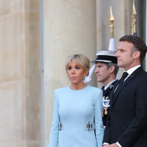 Brigitte Macron a opté pour une longue robe près du corps bleu ciel

La Première Dame Brigitte Macron et son mari le président Emmanuel Macron - Arrivée des invités au dîner d'Etat en l'honneur du président chinois Xi Jinping et de sa femme la Première Dame Peng Liyuan au palais présidentiel de l'Elysée à Paris, France, le 6 mai 2024. © Cyril Moreau/Bestimage