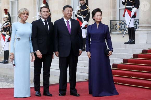 Le président Emmanuel Macron, la Première dame Brigitte Macron, le président chinois Xi Jinping et sa femme la Première Dame Peng Liyuan - Arrivée des invités au dîner d'Etat en l'honneur du président chinois Xi Jinping et de sa femme la Première Dame Peng Liyuan au palais présidentiel de l'Elysée à Paris, France, le 6 mai 2024. © Stéphane Lemouton / Bestimage