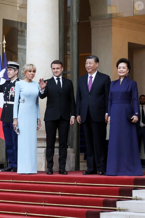 Le président Emmanuel Macron, la Première dame Brigitte Macron, le président chinois Xi Jinping et sa femme la Première Dame Peng Liyuan - Arrivée des invités au dîner d'Etat en l'honneur du président chinois Xi Jinping et de sa femme la Première Dame Peng Liyuan au palais présidentiel de l'Elysée à Paris, France, le 6 mai 2024. © Stéphane Lemouton / Bestimage