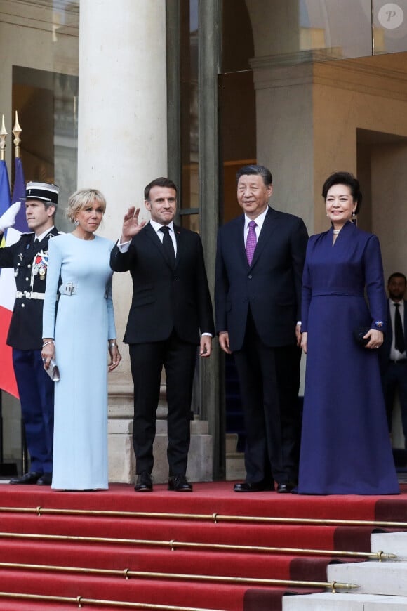 Le président Emmanuel Macron, la Première dame Brigitte Macron, le président chinois Xi Jinping et sa femme la Première Dame Peng Liyuan - Arrivée des invités au dîner d'Etat en l'honneur du président chinois Xi Jinping et de sa femme la Première Dame Peng Liyuan au palais présidentiel de l'Elysée à Paris, France, le 6 mai 2024. © Stéphane Lemouton / Bestimage