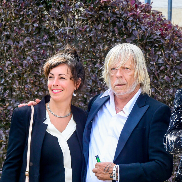 Le chanteur Renaud (Renaud Séchan) et sa compagne Cerise (de son vrai prénom Christine) - Mariage d'Hugues Aufray et de Murielle Mégevand à la mairie de Marly-Le Roy, France, le 2 septembre 2023.