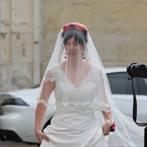 Mariage du chanteur Renaud avec sa compagne Christine, qu'il aime appeler Cerise, en reference a ses boucles d'oreilles fetiches portees ce jour, et celui de leur rencontre. Sont presents famille(s), amis, musiciens, tel Alain Lanty, pianiste, avec qui il reprendra sa tournee 'Dans mes cordes' a l'automne.