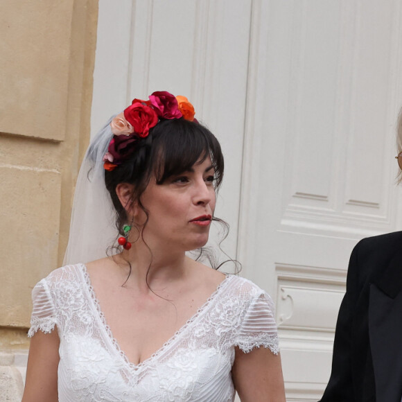 Mariage du chanteur Renaud avec sa compagne Christine, qu'il aime appeler Cerise, en reference a ses boucles d'oreilles fetiches portees ce jour, et celui de leur rencontre. Sont presents famille(s), amis, musiciens, tel Alain Lanty, pianiste, avec qui il reprendra sa tournee 'Dans mes cordes' a l'automne.