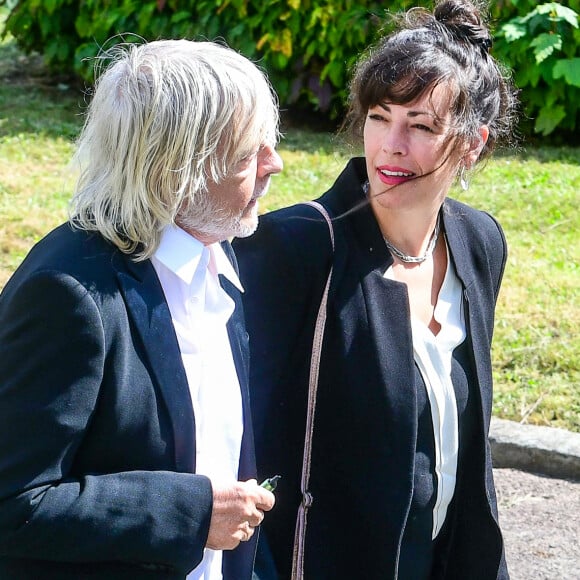 Le chanteur Renaud (Renaud Séchan) et sa compagne Cerise (de son vrai prénom Christine) - Mariage d'Hugues Aufray et de Murielle Mégevand à la mairie de Marly-Le Roy, France, le 2 septembre 2023.