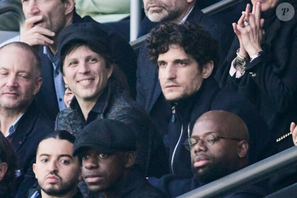 Louis Garrel - Célébrités dans les tribunes de la demi-finale retour de Ligue des champions entre le PSG face au Borussia Dortmund (0-1) au Parc des Princes à Paris le 7 mai 2024. © Cyril Moreau/Bestimage