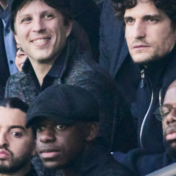 Louis Garrel - Célébrités dans les tribunes de la demi-finale retour de Ligue des champions entre le PSG face au Borussia Dortmund (0-1) au Parc des Princes à Paris le 7 mai 2024. © Cyril Moreau/Bestimage