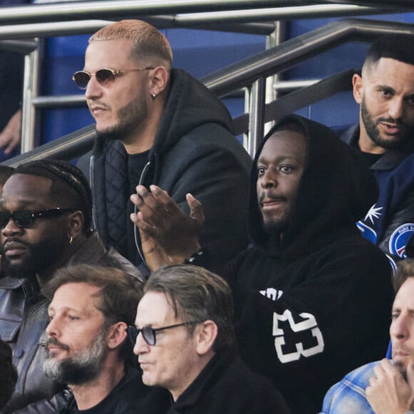 Tayc, Dadju, Dj Snake, Malik Bentalha, Nicolas Duvauchelle, Benoît Magimel, Mathieu Vergne, Leon Debbouze - Célébrités dans les tribunes de la demi-finale retour de Ligue des champions entre le PSG face au Borussia Dortmund (0-1) au Parc des Princes à Paris le 7 mai 2024. © Cyril Moreau/Bestimage