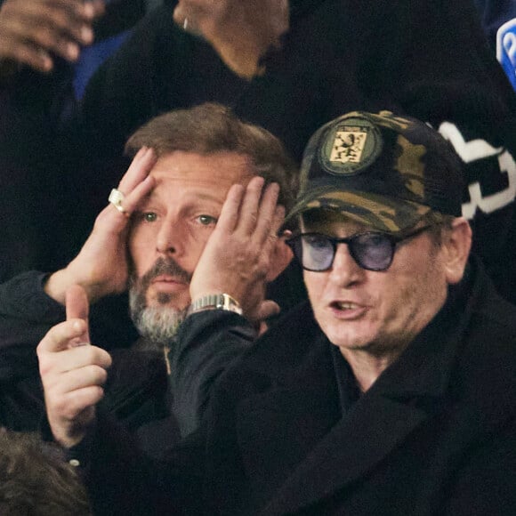 Nicolas Duvauchelle et Benoît Magimel - Célébrités dans les tribunes de la demi-finale retour de Ligue des champions entre le PSG face au Borussia Dortmund (0-1) au Parc des Princes à Paris le 7 mai 2024. © Cyril Moreau/Bestimage