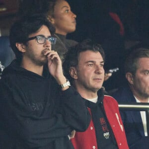 Michaël Youn et Sean Obispo - Célébrités dans les tribunes de la demi-finale retour de Ligue des champions entre le PSG face au Borussia Dortmund (0-1) au Parc des Princes à Paris le 7 mai 2024. © Cyril Moreau/Bestimage