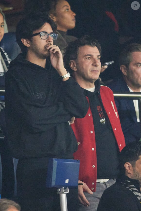 Michaël Youn et Sean Obispo - Célébrités dans les tribunes de la demi-finale retour de Ligue des champions entre le PSG face au Borussia Dortmund (0-1) au Parc des Princes à Paris le 7 mai 2024. © Cyril Moreau/Bestimage