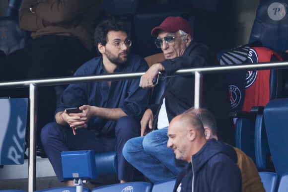 Gérard Darmon et son fils Jules - Célébrités dans les tribunes de la demi-finale retour de Ligue des champions entre le PSG face au Borussia Dortmund (0-1) au Parc des Princes à Paris le 7 mai 2024. © Cyril Moreau/Bestimage