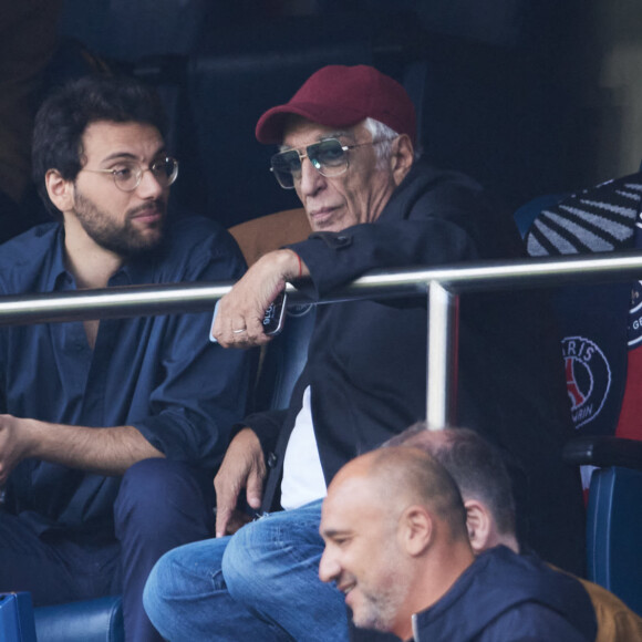 Gérard Darmon et son fils Jules - Célébrités dans les tribunes de la demi-finale retour de Ligue des champions entre le PSG face au Borussia Dortmund (0-1) au Parc des Princes à Paris le 7 mai 2024. © Cyril Moreau/Bestimage