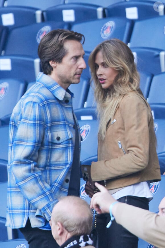 Mathieu Vergne et sa femme Ophélie Meunier sont venus supporter le PSG
 
Mathieu Vergne et sa femme Ophélie Meunier - Célébrités dans les tribunes de la demi-finale retour de Ligue des champions entre le PSG face au Borussia Dortmund (0-1) au Parc des Princes à Paris le 7 mai 2024. © Cyril Moreau/Bestimage