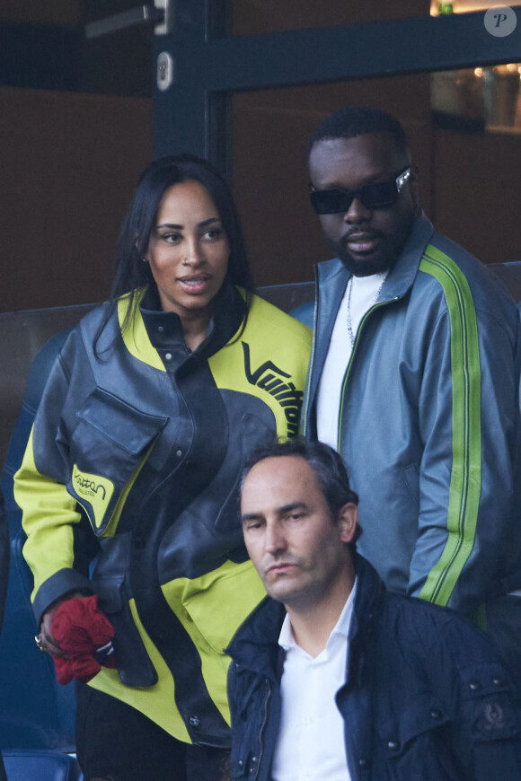 Il y avait de nombreux couples pour le match PSG-Dortmund, à l'image de Gims et sa femme, Demdem
 
Gims et sa femme Demdem - Célébrités dans les tribunes de la demi-finale retour de Ligue des champions entre le PSG face au Borussia Dortmund (0-1) au Parc des Princes à Paris le 7 mai 2024. © Cyril Moreau/Bestimage
