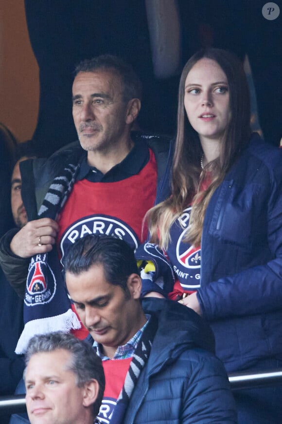 Élie Semoun et une amie - Célébrités dans les tribunes de la demi-finale retour de Ligue des champions entre le PSG face au Borussia Dortmund (0-1) au Parc des Princes à Paris le 7 mai 2024. © Cyril Moreau/Bestimage