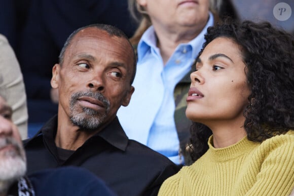 Tina Kunakey et son père - Célébrités dans les tribunes de la demi-finale retour de Ligue des champions entre le PSG face au Borussia Dortmund (0-1) au Parc des Princes à Paris le 7 mai 2024. © Cyril Moreau/Bestimage