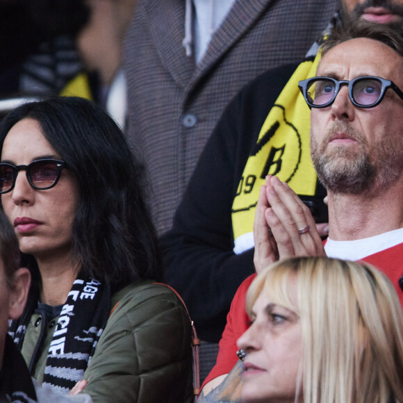 Philippe Caverivière et sa femme au Parc des Princes
 
Philippe Caverivière et sa femme Sarah - Célébrités dans les tribunes de la demi-finale retour de Ligue des champions entre le PSG face au Borussia Dortmund (0-1) au Parc des Princes à Paris. © Cyril Moreau/Bestimage