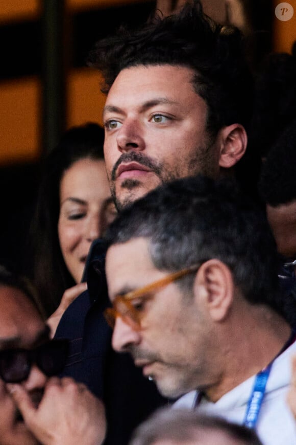 Kev Adams - Célébrités dans les tribunes de la demi-finale retour de Ligue des champions entre le PSG face au Borussia Dortmund (0-1) au Parc des Princes à Paris le 7 mai 2024. © Cyril Moreau/Bestimage