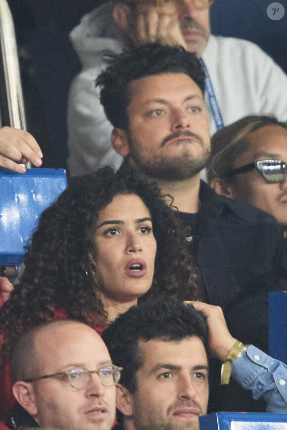 Sabrina Ouazani et Kev Adams - Célébrités dans les tribunes de la demi-finale retour de Ligue des champions entre le PSG face au Borussia Dortmund (0-1) au Parc des Princes à Paris le 7 mai 2024. © Cyril Moreau/Bestimage