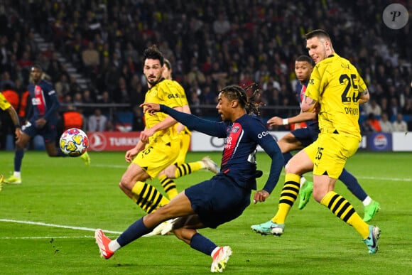 Bradley Barcola ( 29 - PSG ) pendant le match entre le Paris Saint-Germain et le Borussia Dortmund au Parc Des Princes le 7 mai 2024.