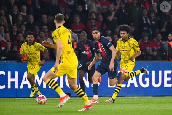 Achraf Hakimi pendant le match entre le Paris Saint-Germain et le Borussia Dortmund au Parc Des Princes le 7 mai 2024.