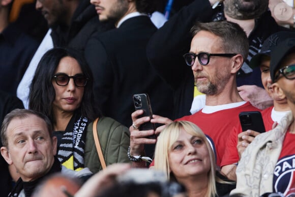 Philippe Caverivière et sa femme Sarah - Célébrités dans les tribunes de la demi-finale retour de Ligue des champions entre le PSG face au Borussia Dortmund (0-1) au Parc des Princes à Paris le 7 mai 2024. © Cyril Moreau/Bestimage 