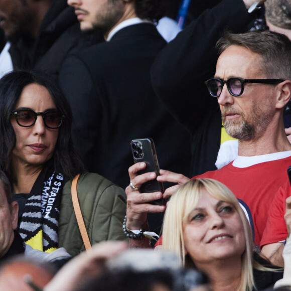 Philippe Caverivière et sa femme Sarah - Célébrités dans les tribunes de la demi-finale retour de Ligue des champions entre le PSG face au Borussia Dortmund (0-1) au Parc des Princes à Paris le 7 mai 2024. © Cyril Moreau/Bestimage 
