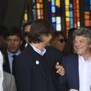 Ou ici à l'occasion du mariage de Laura Smet et Raphaël Lancrey-Javal au Cap-Ferret
Jean-Louis Borloo, Béatrice Schönberg - Mariage de Laura Smet et Raphaël Lancrey-Javal à l'église Notre-Dame des Flots au Cap-Ferret le jour de l'anniversaire de son père Johnny Hallyday le 15 juin 2019.